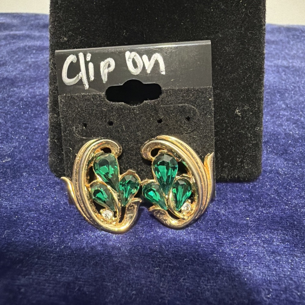 Trifari Vintage Gold Tone Green Emerald Rhinestone Clip On Earrings Signed